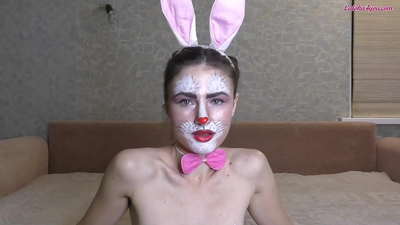Suíonn Sexy Bunny go réidh Dick Ollmhór BFF